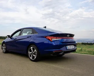 Benzine motor van 2,0L van Hyundai Elantra 2023 te huur in Tbilisi.