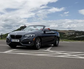 Vooraanzicht van een huurauto BMW 218i Cabrio in Tbilisi, Georgië ✓ Auto #11681. ✓ Transmissie Automatisch TM ✓ 0 beoordelingen.