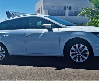 Vooraanzicht van een huurauto SEAT Leon ST in Malaga, Spanje ✓ Auto #11460. ✓ Transmissie Automatisch TM ✓ 0 beoordelingen.