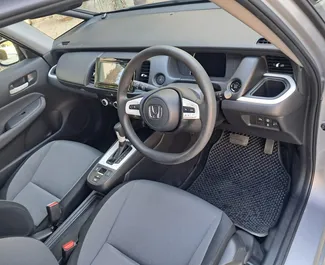 Interieur van Honda Fit te huur in Cyprus. Een geweldige auto met 5 zitplaatsen en een Automatisch transmissie.