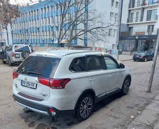 Mitsubishi Outlander 2017 beschikbaar voor verhuur in Tbilisi, met een kilometerlimiet van onbeperkt.