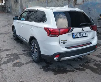 Interieur van Mitsubishi Outlander te huur in Georgië. Een geweldige auto met 7 zitplaatsen en een Automatisch transmissie.