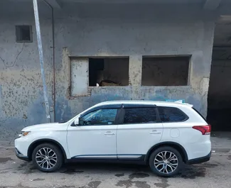 Benzine motor van 2,4L van Mitsubishi Outlander 2017 te huur in Tbilisi.