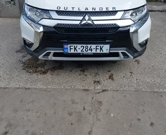 Vooraanzicht van een huurauto Mitsubishi Outlander in Tbilisi, Georgië ✓ Auto #11804. ✓ Transmissie Automatisch TM ✓ 0 beoordelingen.