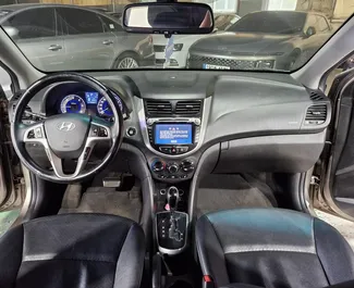 Interieur van Hyundai Accent te huur in Albanië. Een geweldige auto met 5 zitplaatsen en een Automatisch transmissie.