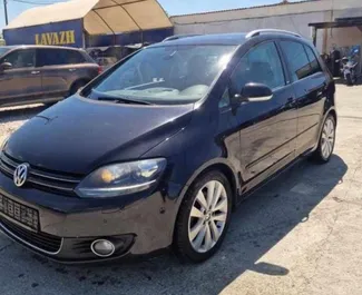 Vooraanzicht van een huurauto Volkswagen Golf 6 op de luchthaven van Tirana, Albanië ✓ Auto #11750. ✓ Transmissie Automatisch TM ✓ 0 beoordelingen.