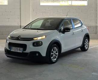 Vooraanzicht van een huurauto Citroen C3 in Rafailovici, Montenegro ✓ Auto #498. ✓ Transmissie Handmatig TM ✓ 0 beoordelingen.