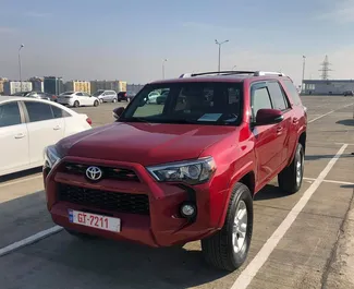 Vooraanzicht van een huurauto Toyota 4 Runner in Tbilisi, Georgië ✓ Auto #11675. ✓ Transmissie Automatisch TM ✓ 1 beoordelingen.