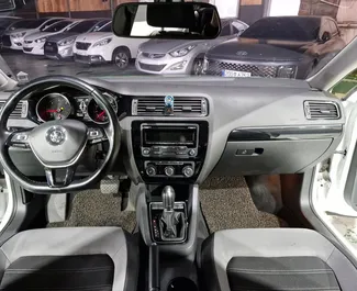 Interieur van Volkswagen Jetta te huur in Albanië. Een geweldige auto met 5 zitplaatsen en een Automatisch transmissie.