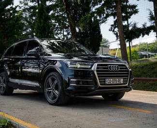 Vooraanzicht van een huurauto Audi Q7 in Tbilisi, Georgië ✓ Auto #11797. ✓ Transmissie Automatisch TM ✓ 0 beoordelingen.