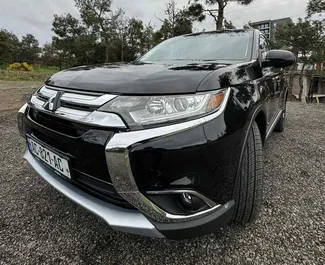 Mitsubishi Outlander 2017 beschikbaar voor verhuur in Tbilisi, met een kilometerlimiet van onbeperkt.