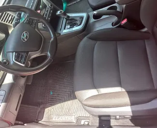 Interieur van Hyundai Elantra te huur in Georgië. Een geweldige auto met 4 zitplaatsen en een Automatisch transmissie.