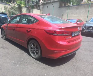 Benzine motor van 2,0L van Hyundai Elantra 2017 te huur op de luchthaven van Tbilisi.