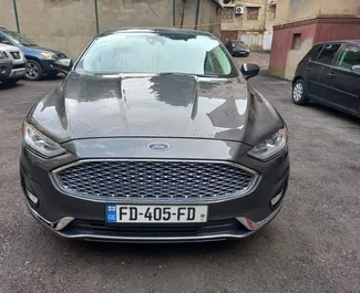 Vooraanzicht van een huurauto Ford Fusion Sedan op de luchthaven van Tbilisi, Georgië ✓ Auto #11834. ✓ Transmissie Automatisch TM ✓ 0 beoordelingen.