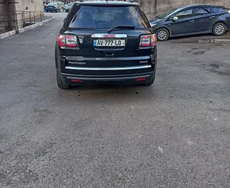 Benzine motor van 3,0L van GMC Acadia 2016 te huur in Tbilisi.