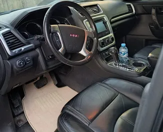 Vooraanzicht van een huurauto GMC Acadia in Tbilisi, Georgië ✓ Auto #11794. ✓ Transmissie Automatisch TM ✓ 0 beoordelingen.