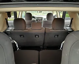 Interieur van Mitsubishi Outlander te huur in Georgië. Een geweldige auto met 7 zitplaatsen en een Automatisch transmissie.