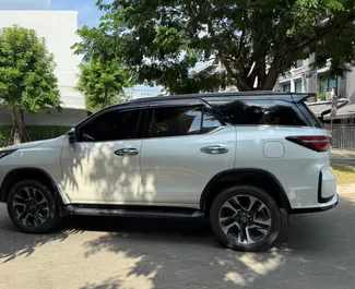 Verhuur Toyota Fortuner. Comfort, SUV Auto te huur in Thailand ✓ Borg van Borg van 10000 THB ✓ Verzekeringsmogelijkheden TPL, FDW.