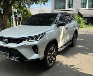 Vooraanzicht van een huurauto Toyota Fortuner op luchthaven Bangkok Don Muang, Thailand ✓ Auto #11822. ✓ Transmissie Automatisch TM ✓ 0 beoordelingen.