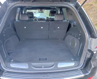 Jeep Grand Cherokee 2020 beschikbaar voor verhuur in Tbilisi, met een kilometerlimiet van onbeperkt.