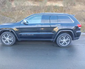 Vooraanzicht van een huurauto Jeep Grand Cherokee in Tbilisi, Georgië ✓ Auto #11133. ✓ Transmissie Automatisch TM ✓ 0 beoordelingen.