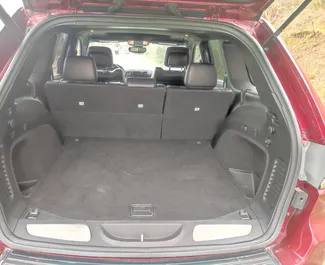 Jeep Grand Cherokee 2020 beschikbaar voor verhuur in Tbilisi, met een kilometerlimiet van onbeperkt.