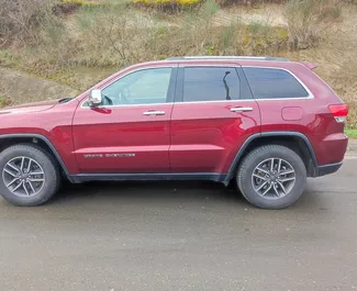 Vooraanzicht van een huurauto Jeep Grand Cherokee in Tbilisi, Georgië ✓ Auto #11486. ✓ Transmissie Automatisch TM ✓ 0 beoordelingen.