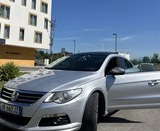 Vooraanzicht van een huurauto Volkswagen Passat-CC op de luchthaven van Tirana, Albanië ✓ Auto #11661. ✓ Transmissie Automatisch TM ✓ 0 beoordelingen.