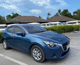 Vooraanzicht van een huurauto Mazda 2 op de luchthaven van Samui, Thailand ✓ Auto #11708. ✓ Transmissie Automatisch TM ✓ 0 beoordelingen.