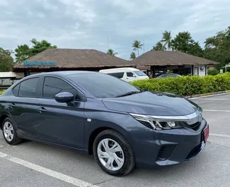 Vooraanzicht van een huurauto Honda City op de luchthaven van Samui, Thailand ✓ Auto #11696. ✓ Transmissie Automatisch TM ✓ 0 beoordelingen.