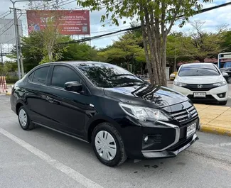 Vooraanzicht van een huurauto Mitsubishi Attrage op de luchthaven van Samui, Thailand ✓ Auto #11749. ✓ Transmissie Automatisch TM ✓ 0 beoordelingen.