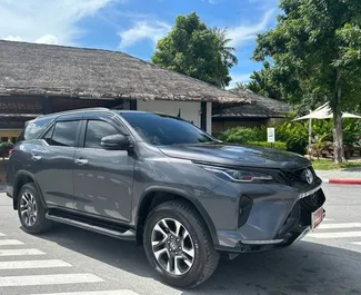 Vooraanzicht van een huurauto Toyota Fortuner op de luchthaven van Samui, Thailand ✓ Auto #11704. ✓ Transmissie Automatisch TM ✓ 0 beoordelingen.