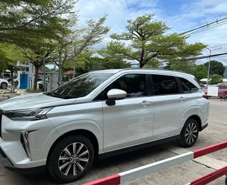 Vooraanzicht van een huurauto Toyota Veloz op de luchthaven van Samui, Thailand ✓ Auto #11703. ✓ Transmissie Automatisch TM ✓ 0 beoordelingen.