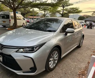 Vooraanzicht van een huurauto Toyota Corolla Altis op de luchthaven van Samui, Thailand ✓ Auto #11705. ✓ Transmissie Automatisch TM ✓ 0 beoordelingen.