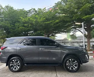 Autohuur Toyota Fortuner 2024 in in Thailand, met Diesel brandstof en 150 pk ➤ Vanaf 2118 THB per dag.