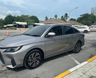 Vooraanzicht van een huurauto Toyota Yaris Ativ op de luchthaven van Samui, Thailand ✓ Auto #11701. ✓ Transmissie Automatisch TM ✓ 0 beoordelingen.