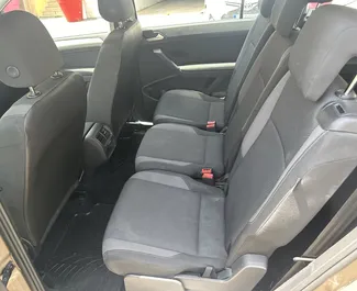 Vooraanzicht van een huurauto Volkswagen Touran in Becici, Montenegro ✓ Auto #10336. ✓ Transmissie Automatisch TM ✓ 0 beoordelingen.