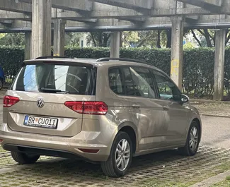 Diesel motor van 2,0L van Volkswagen Touran 2020 te huur in Becici.