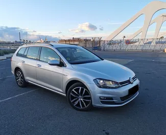 Vooraanzicht van een huurauto Volkswagen Golf Variant in Barcelona, Spanje ✓ Auto #11672. ✓ Transmissie Automatisch TM ✓ 0 beoordelingen.