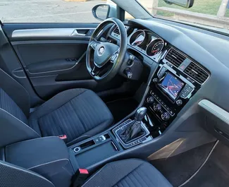 Interieur van Volkswagen Golf Variant te huur in Spanje. Een geweldige auto met 5 zitplaatsen en een Automatisch transmissie.