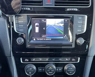 Interieur van Volkswagen Golf Variant te huur in Spanje. Een geweldige auto met 5 zitplaatsen en een Automatisch transmissie.