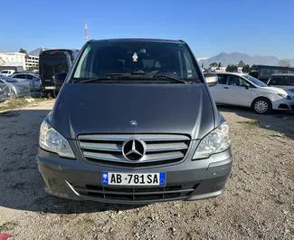 Vooraanzicht van een huurauto Mercedes-Benz Vito 116 op de luchthaven van Tirana, Albanië ✓ Auto #11695. ✓ Transmissie Automatisch TM ✓ 0 beoordelingen.
