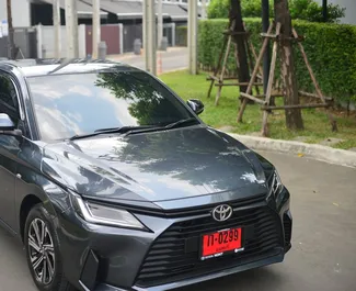 Vooraanzicht van een huurauto Toyota Yaris Ativ op luchthaven Bangkok Don Muang, Thailand ✓ Auto #11818. ✓ Transmissie Automatisch TM ✓ 0 beoordelingen.