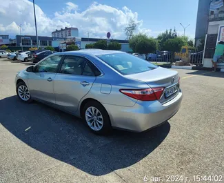 Hybride motor van 2,5L van Toyota Camry 2017 te huur in Batumi.