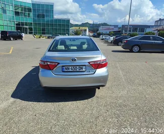 Toyota Camry 2017 beschikbaar voor verhuur in Batumi, met een kilometerlimiet van onbeperkt.