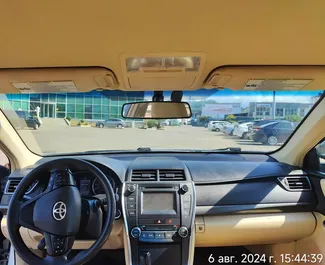 Interieur van Toyota Camry te huur in Georgië. Een geweldige auto met 5 zitplaatsen en een Automatisch transmissie.