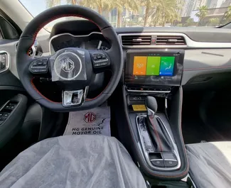 Interieur van MG ZS te huur in de VAE. Een geweldige auto met 5 zitplaatsen en een Automatisch transmissie.