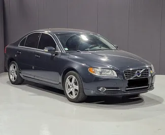 Vooraanzicht van een huurauto Volvo S80 op de luchthaven van Tirana, Albanië ✓ Auto #11668. ✓ Transmissie Automatisch TM ✓ 0 beoordelingen.