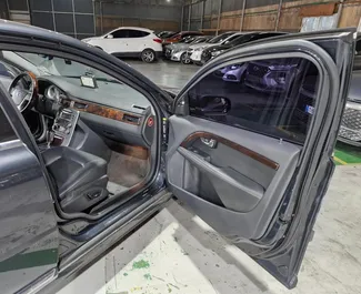 Interieur van Volvo S80 te huur in Albanië. Een geweldige auto met 5 zitplaatsen en een Automatisch transmissie.