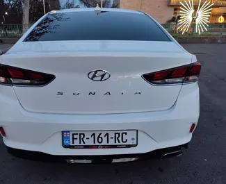 Benzine motor van 2,4L van Hyundai Sonata 2018 te huur in Tbilisi.